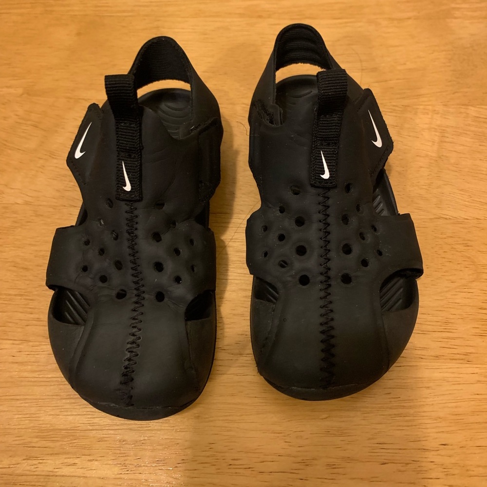 Boys Nike black sandals
